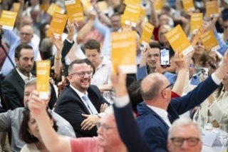 Le conseiller national valaisan Philipp Matthias Bregy a été élu samedi président du Centre suisse.